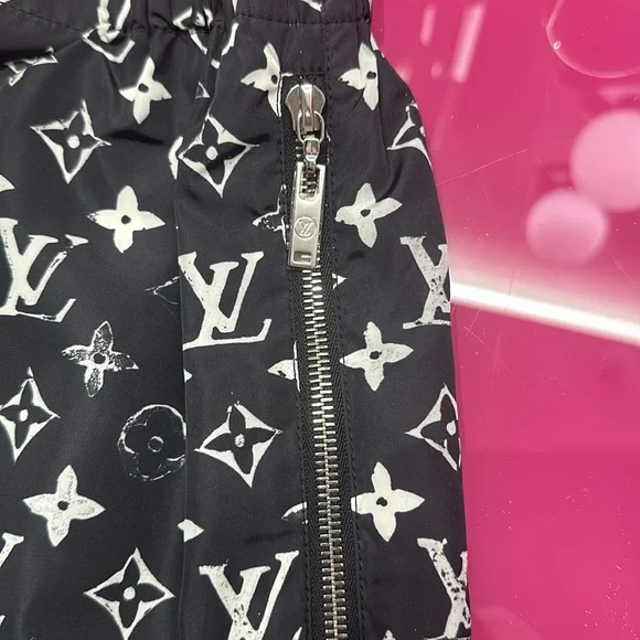 Louis Vuitton women’s shorts - Picture 2 of 5